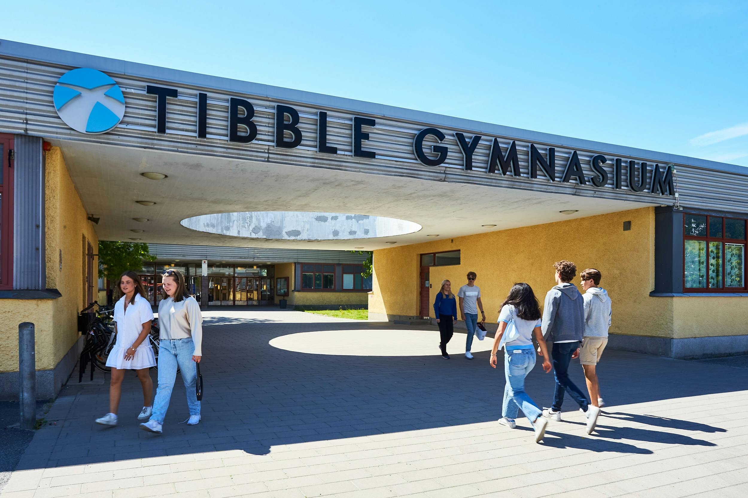 Ingången till Tibble gymnasium campus Täby.