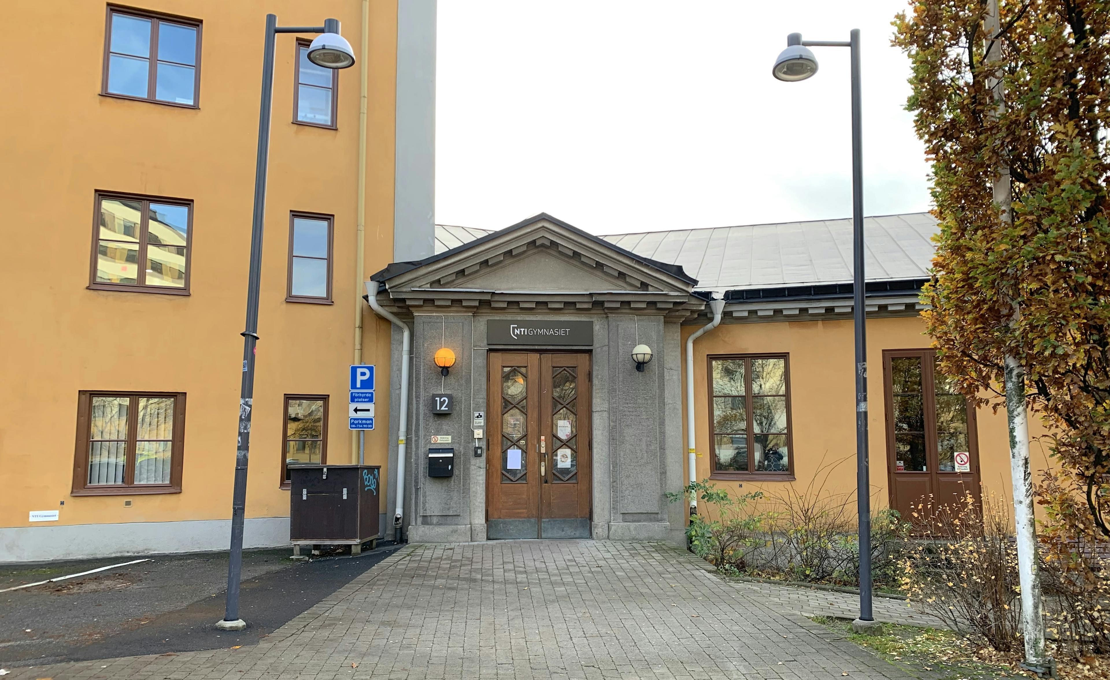 Ingången till NTI Gymnasiet Stockholm.