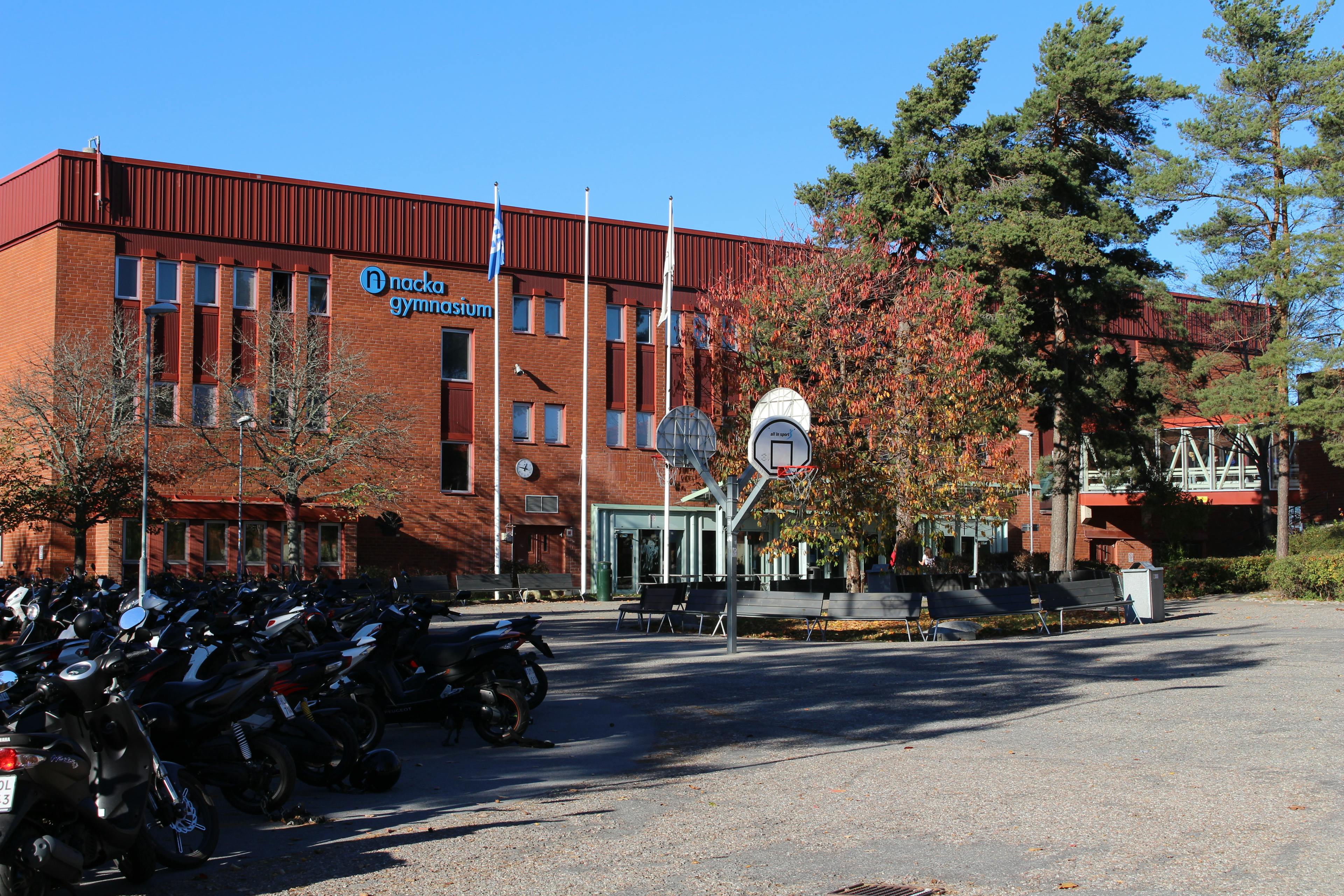 Ingången till Nacka Gymnasium.
