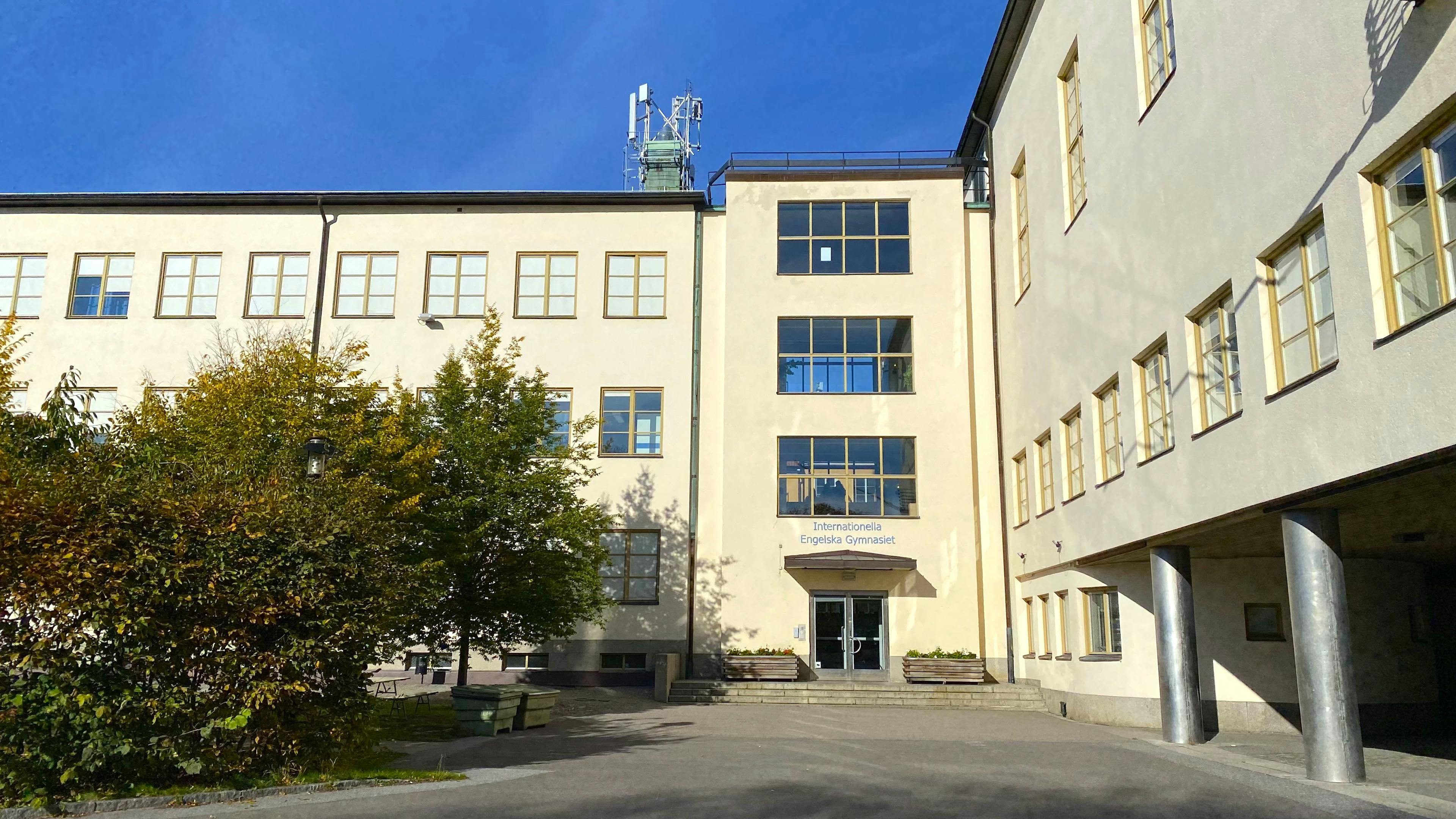 Internationella Engelska Gymnasiets skolbyggnad från innergården.